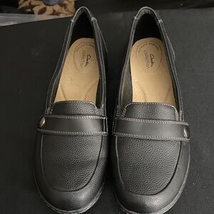 Clarks Women's Size 11  Classic Black Slip On Loafers Silver  accent clean EUC
